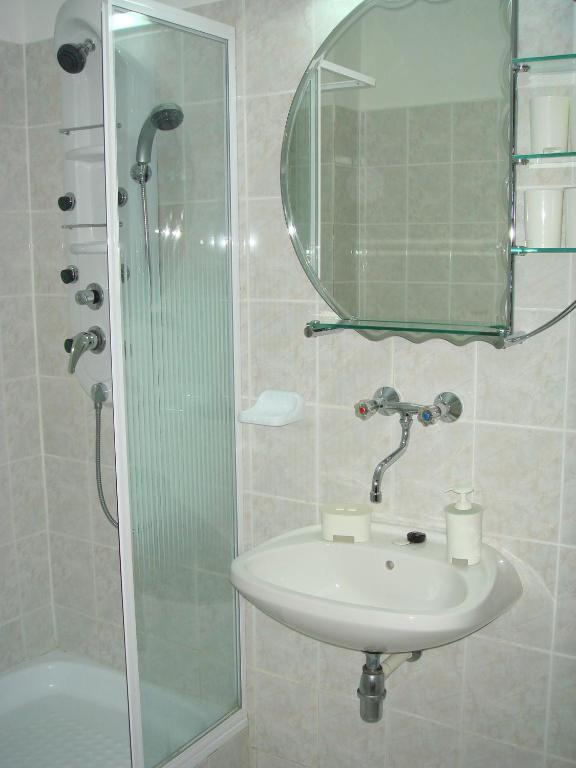 Roza Hotel Es Apartmanhaz Esztergom Room photo