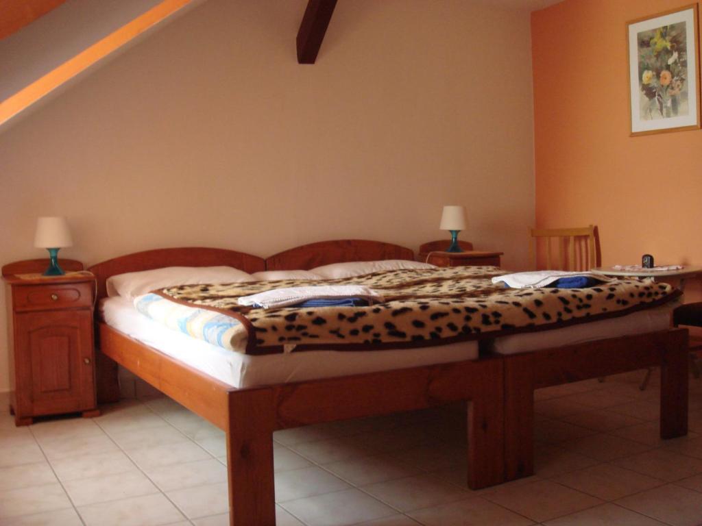 Roza Hotel Es Apartmanhaz Esztergom Room photo