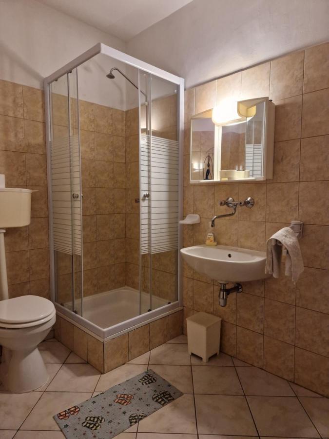 Roza Hotel Es Apartmanhaz Esztergom Exterior photo