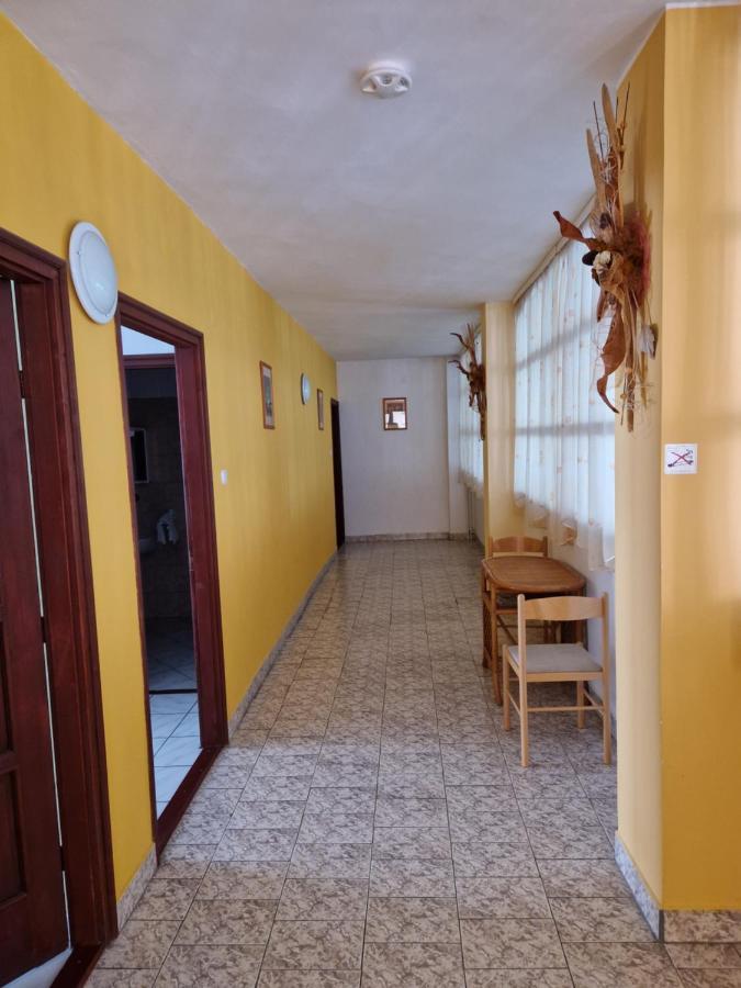Roza Hotel Es Apartmanhaz Esztergom Exterior photo