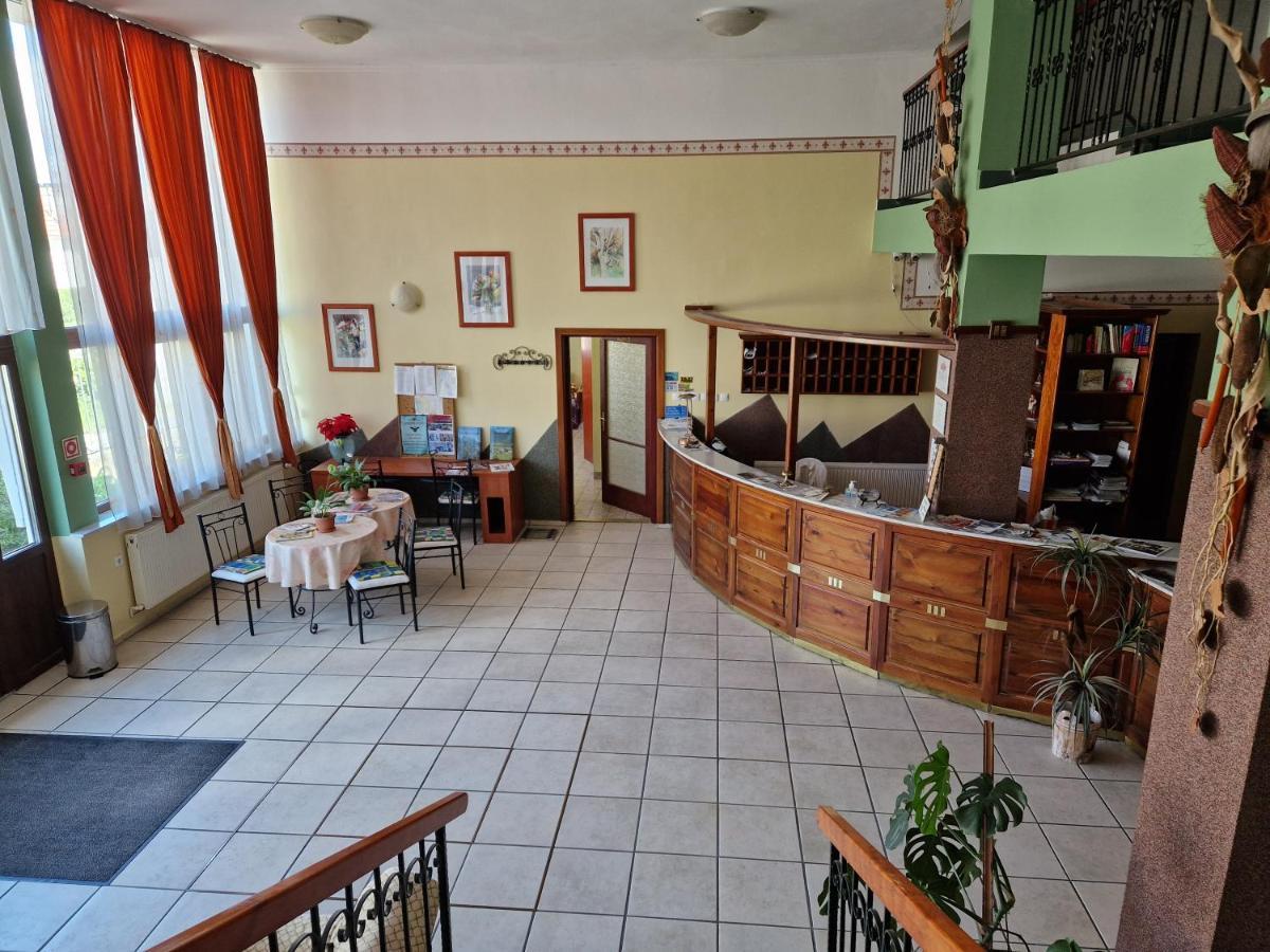 Roza Hotel Es Apartmanhaz Esztergom Exterior photo