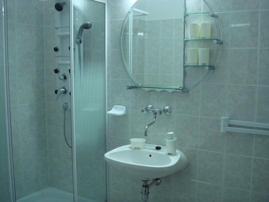 Roza Hotel Es Apartmanhaz Esztergom Room photo