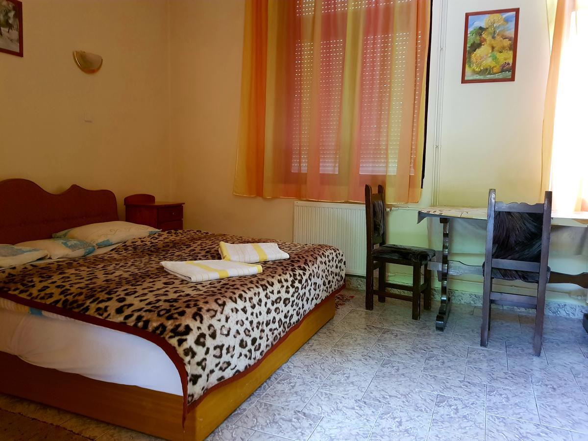 Roza Hotel Es Apartmanhaz Esztergom Exterior photo