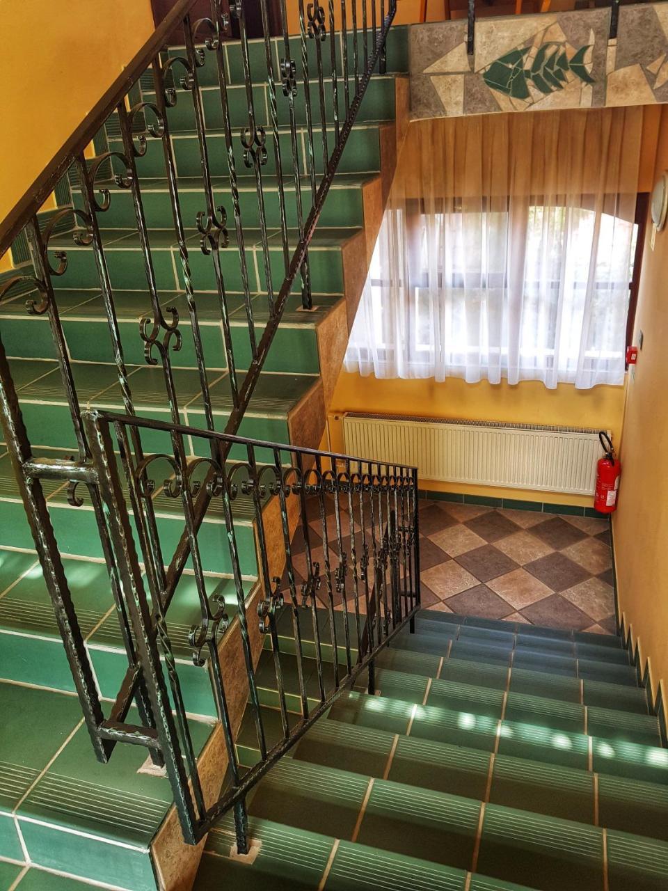 Roza Hotel Es Apartmanhaz Esztergom Exterior photo