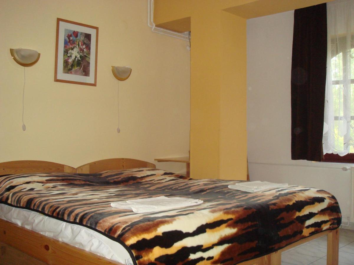 Roza Hotel Es Apartmanhaz Esztergom Room photo