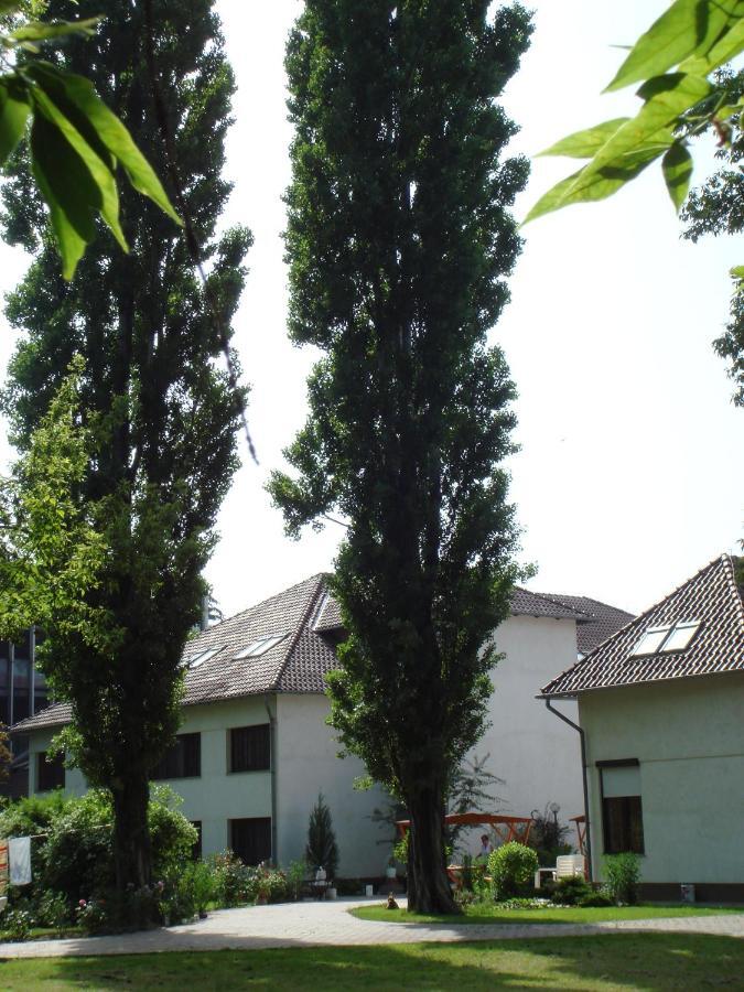 Roza Hotel Es Apartmanhaz Esztergom Room photo